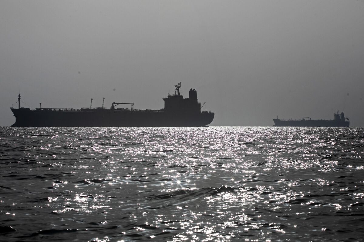 Supertanker With Iraq Crude Exits Persian Gulf as Talks Continue