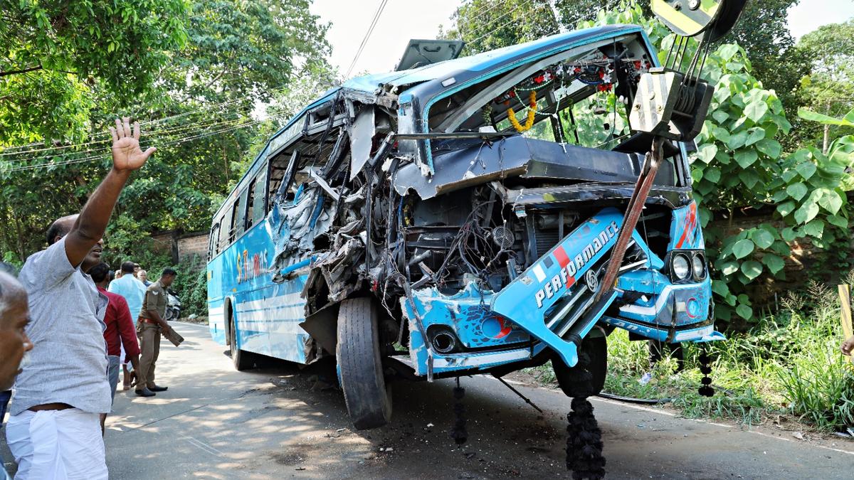 35 injured as bus, lorry collide in Aluva