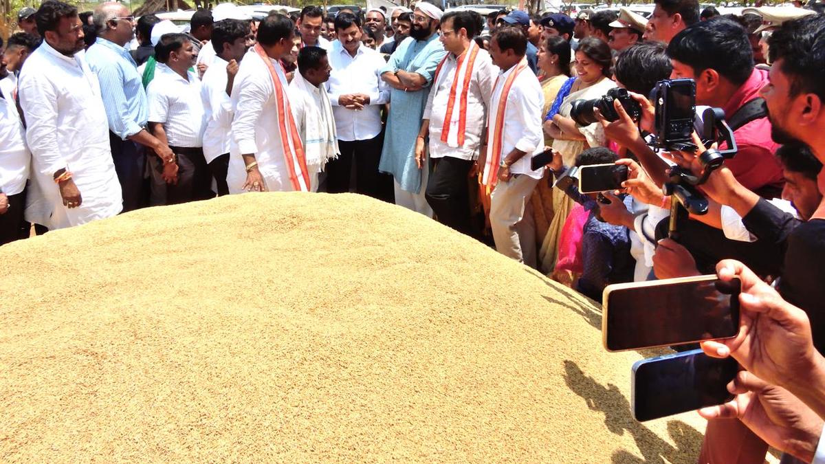 Ministers visit paddy procurement centre, ask officials to speed up purchase