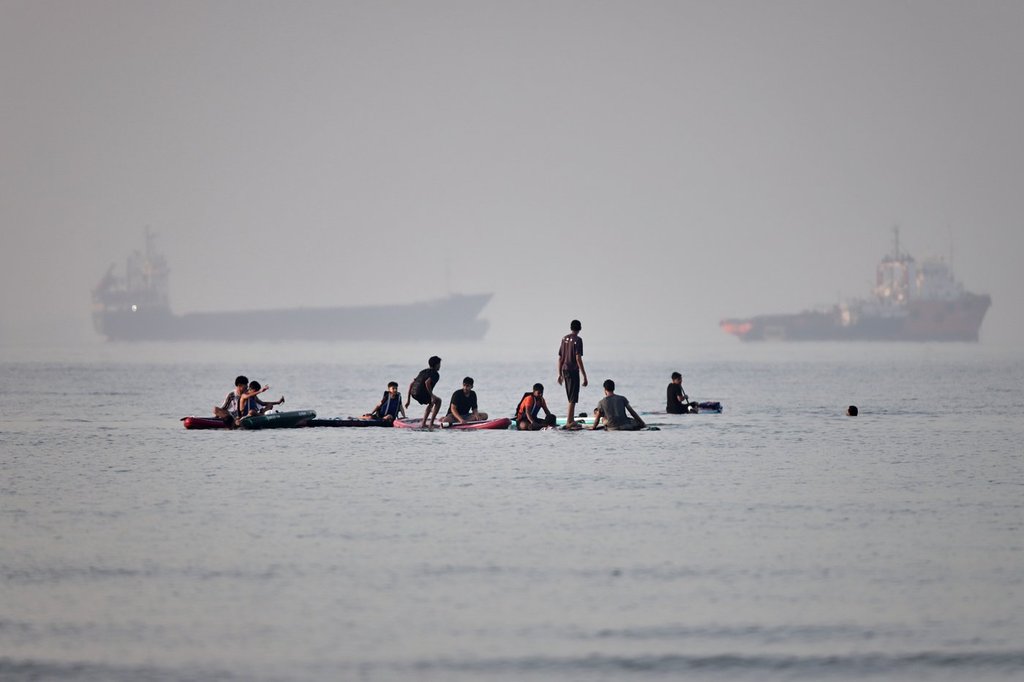 A new exchange of fire with Iran in the Gulf tests the fragile ceasefire